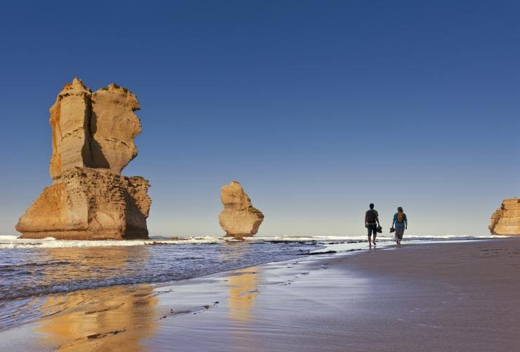 Couple in front of the Twelve Apostles, Great Ocean Road, VIC © Visit Melbourne and Mark Watson