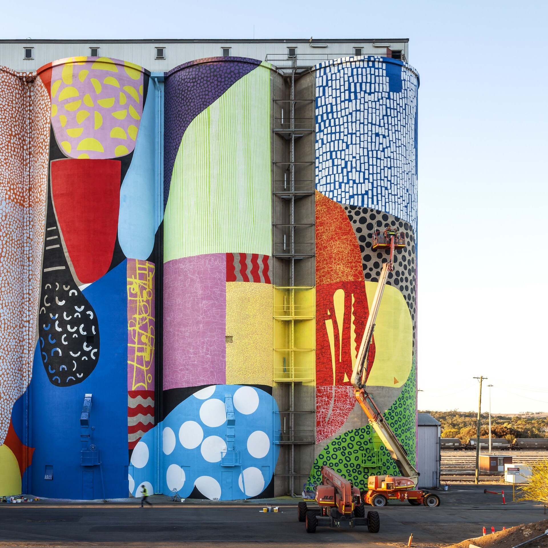 Painted grain silos on the Public Silo Trail in Northam © Bewley Shaylor