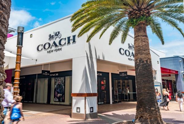 Harbour Town Shopping Outlet, Gold Coast, QLD © Tourism Australia