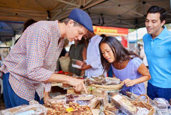 Noosa Farmers Market, Noosa, Queensland © Tourism Australia