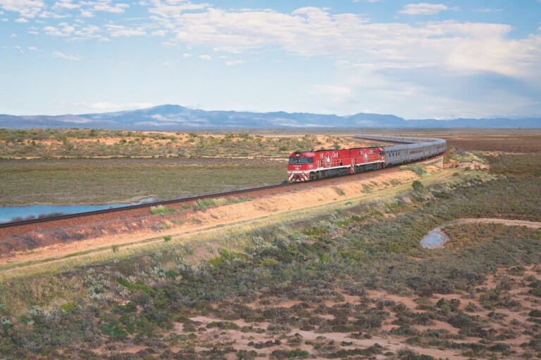The Indian Pacific winding its way through South Australia © Journey Beyondrail/Andrew Gregory