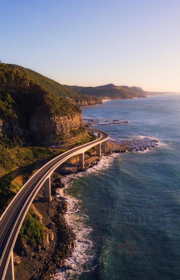 Road winding along the Queensland coastline © Tourism and Events  Queensland