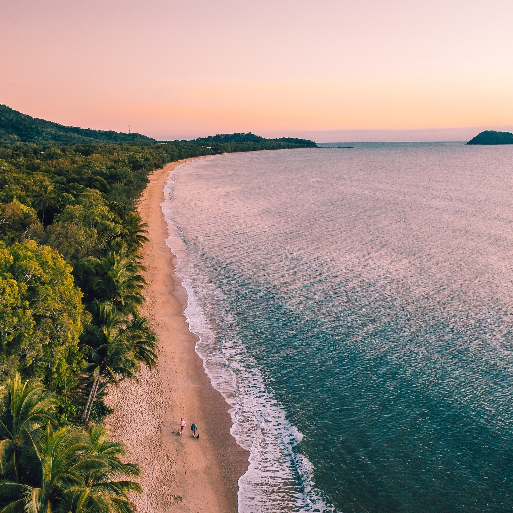 Clifton Beach at sunset in Cairns © Tourism and Events Queensland