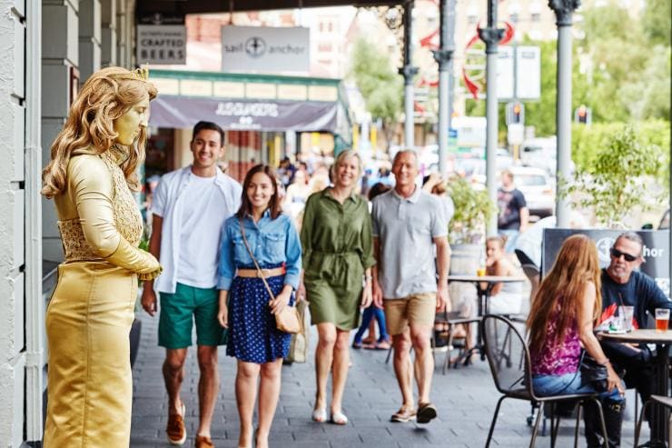 People walking along Cappuccino Strip in Fremantle © Tourism Western Australia