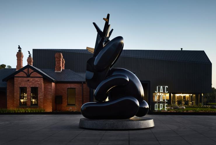 Jackalope statue out the front of the Jackalope hotel and vineyard © Jackalope Hotel