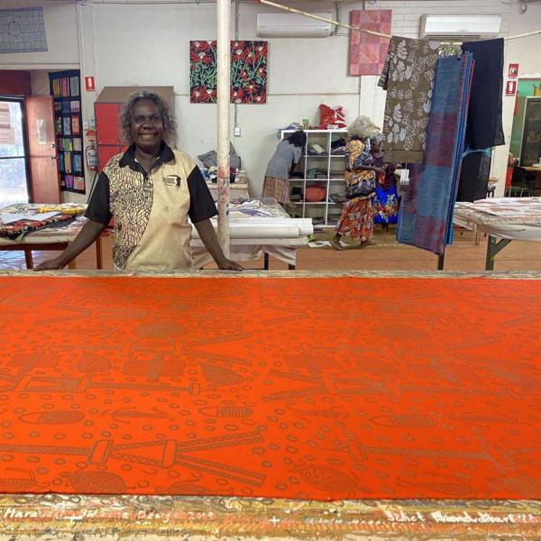 Textile by Artist Janet Marawarr at Bábbarra Designs in Maningrida © Bábbarra Designs/Ingrid Johanson