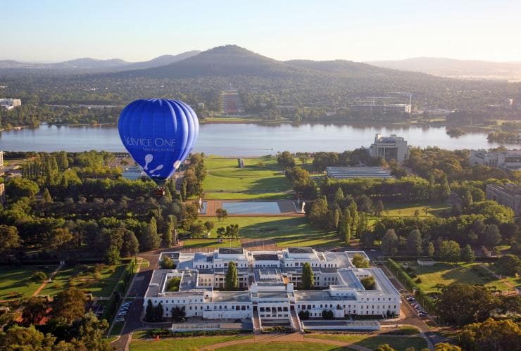 Hot air balloon over Lake Burley Griffin and Old Parliament House, Canberra, ACT © Tourism Australia