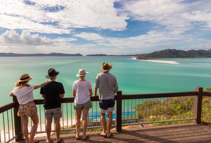 Group of people at Hill Inlet © Tourism and Events Queensland