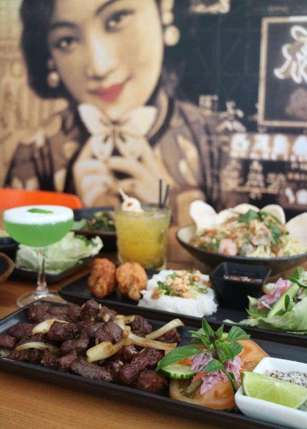 Chow, Darwin, Northern Territory © Tourism NT/Christopher Nayna