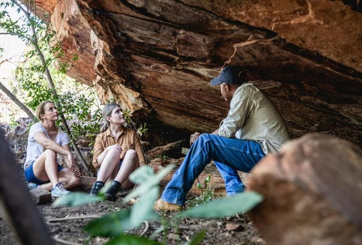 Culture Connect, Aboriginal Rock Art Experience, QLD © Phil Warring, Tourism and Events Queensland