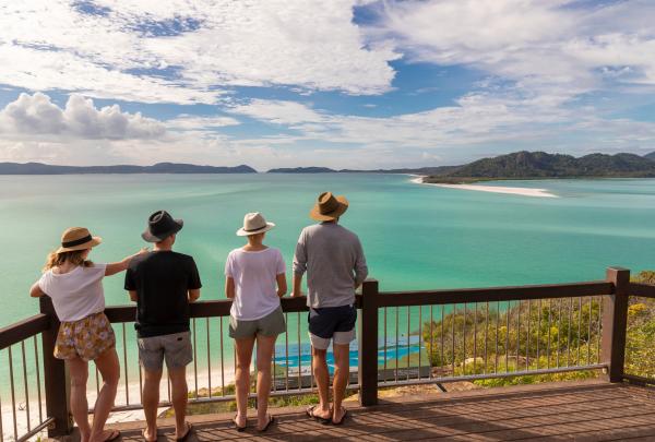 Group of people at Hill Inlet © Tourism and Events Queensland