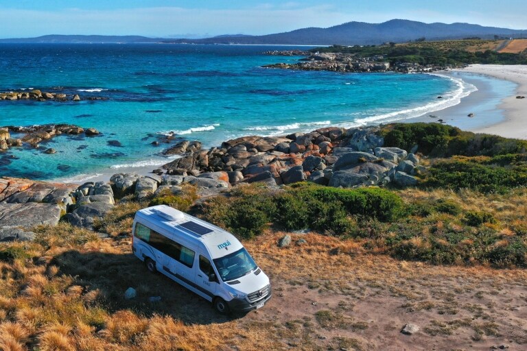 Camping-car garé sur le bord de la route à Coles Bay © Pete Harmsen/Tourism Tasmania