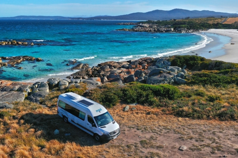 Camping-car garé sur le bord de la route à Tasmania © Tourism Australia