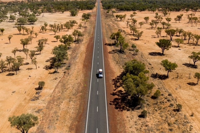  Une voiture roule sur la Matilda Way dans l'outback du Queensland © Tourism and Events Queensland