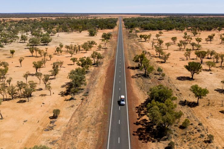 Une voiture roule sur la Matilda Way dans l'outback du Queensland © Tourism and Events Queensland