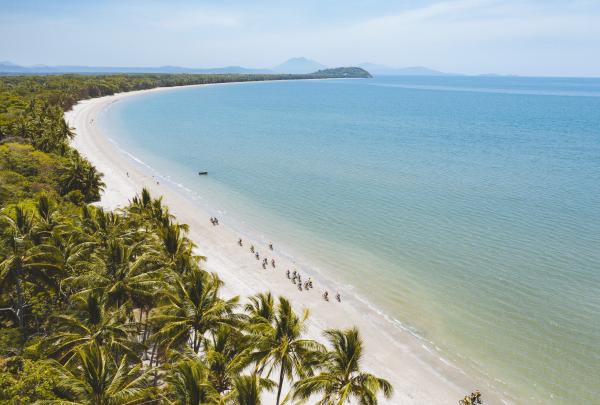 Four Mile Beach, Port Douglas, QLD © Tourism Australia