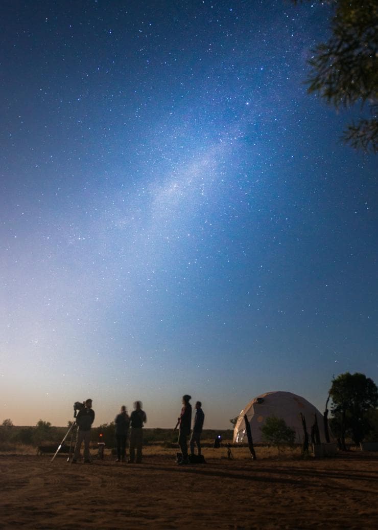 Observation des étoiles au Earth Sanctuary à Alice Springs, Territoire du Nord © Tourism NT/Matt Glastonbury