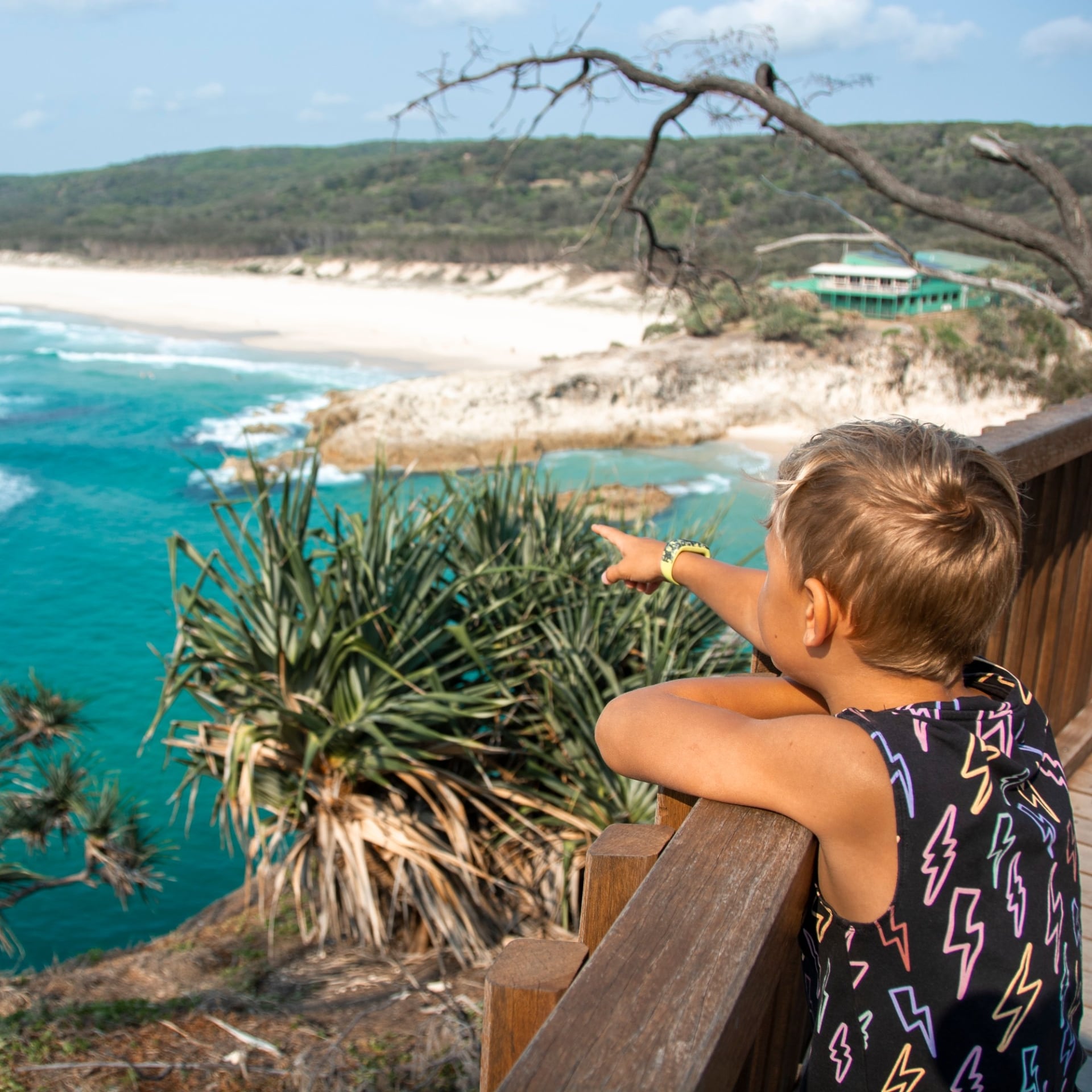 Un garçon montre l'eau du doigt sur le North Gorge Walk © Tourism and Events Queensland
