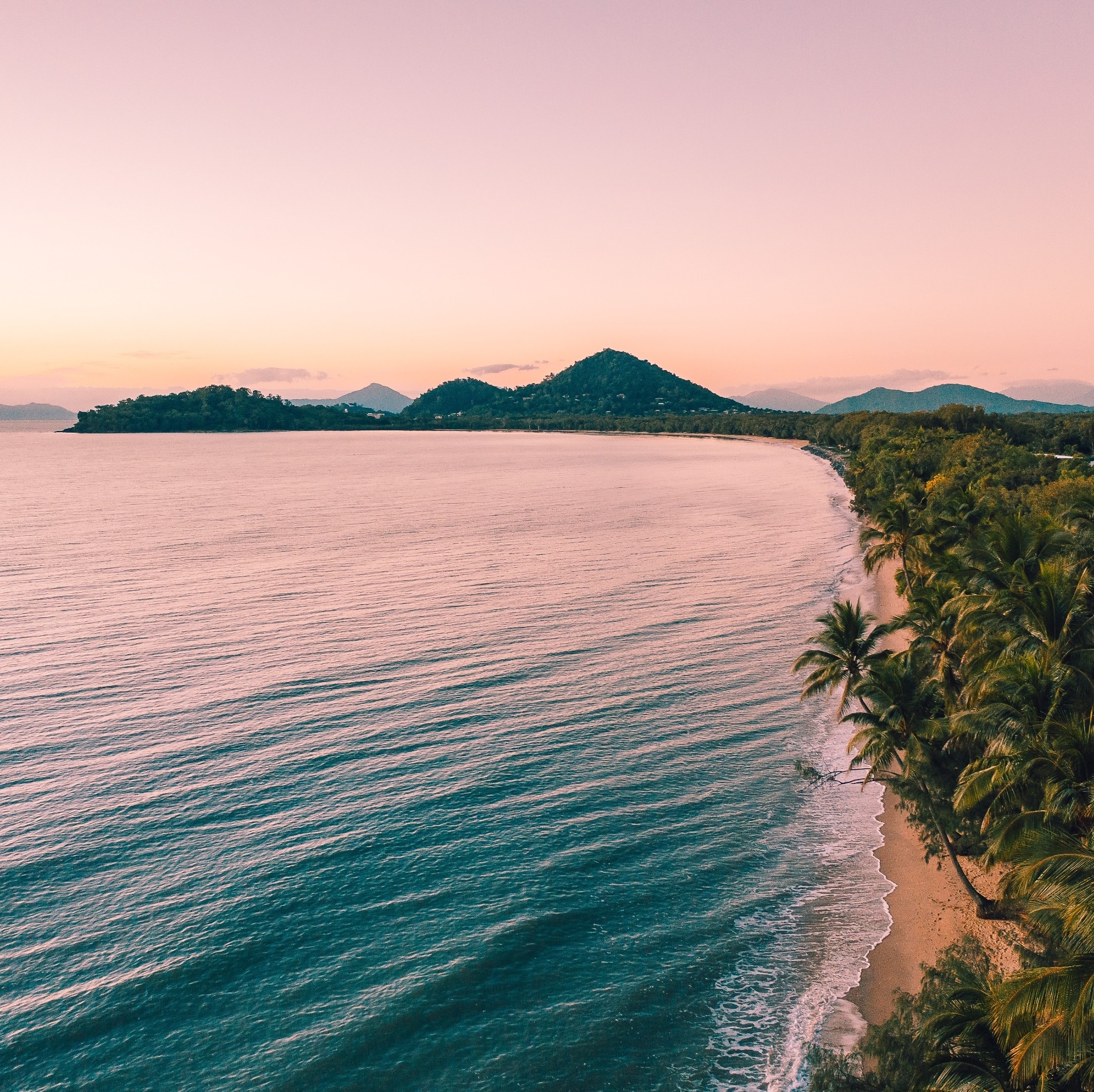 Clifton Beach au coucher du soleil à Cairns © Tourism and Events Queensland