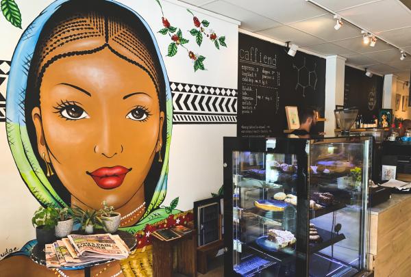 Intérieur de Caffiend Café à Cairns © Tourism Tropical North Queensland