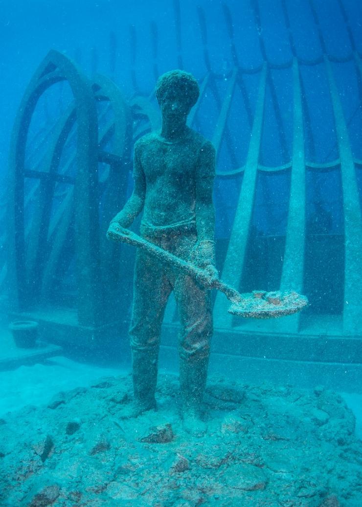 Exposition de sculptures sous-marines dans le Museum of Underwater Art près de Townsville © Matt Curnock