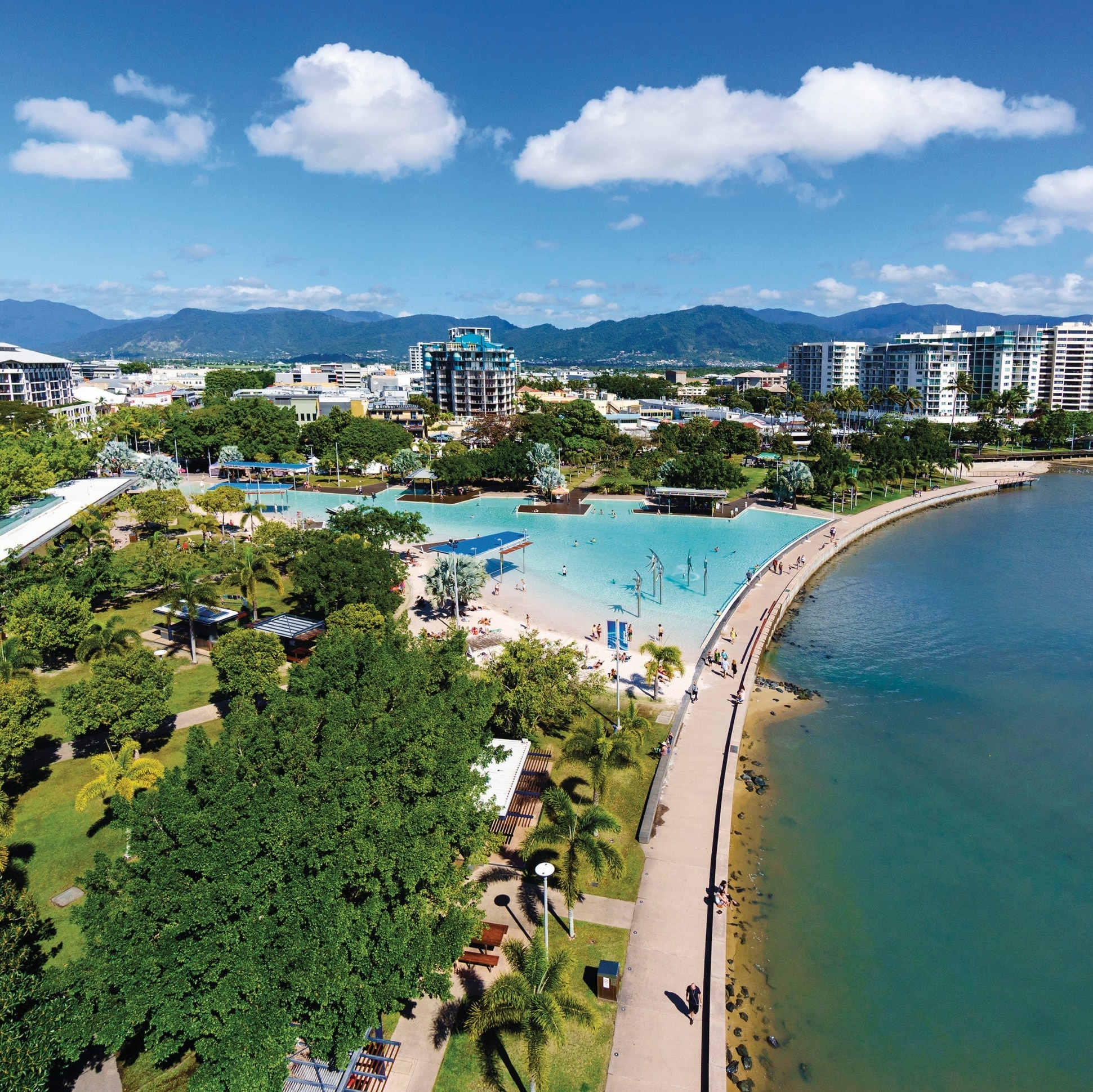 Vue aérienne de l'esplanade et du lagon de Cairns © Tourism and Events Queensland