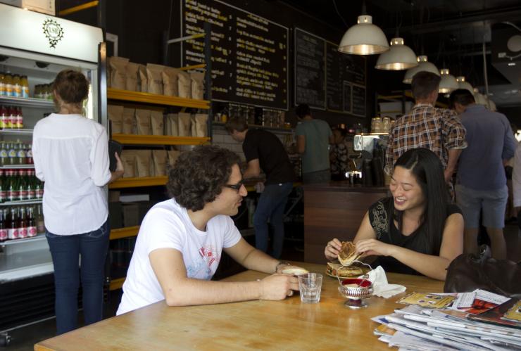 Personnes discutant autour d'un café au Lonsdale Street Roasters, Canberra, Territoire de la capitale australienne © VistCanberra