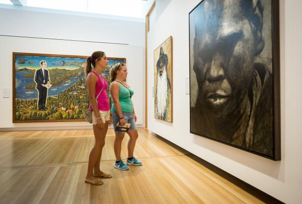 Deux femmes admirant un portrait à la National Portrait Gallery, Canberra, Territoire de la capitale australienne © VisitCanberra