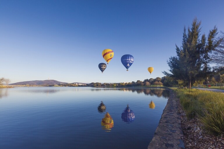 Survol en montgolfière du Lake Burley Griffin, Canberra, Territoire de la capitale australienne © VisitCanberra