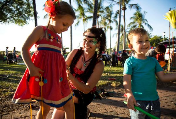 Des enfants aux marchés nocturnes de Mindil Beach de Darwin © Tourism NT/Mindil Beach Sunset Markets
