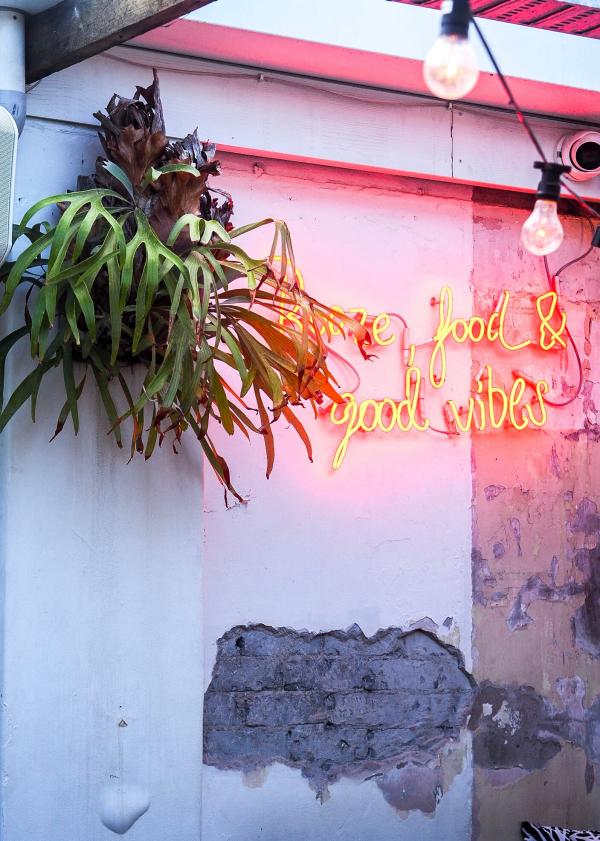 Néon de Justin Lane sur la Gold Coast © Destination Gold Coast