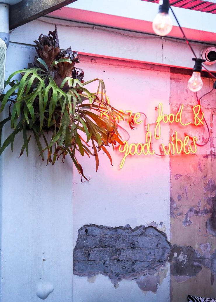 Néon de Justin Lane sur la Gold Coast © Destination Gold Coast