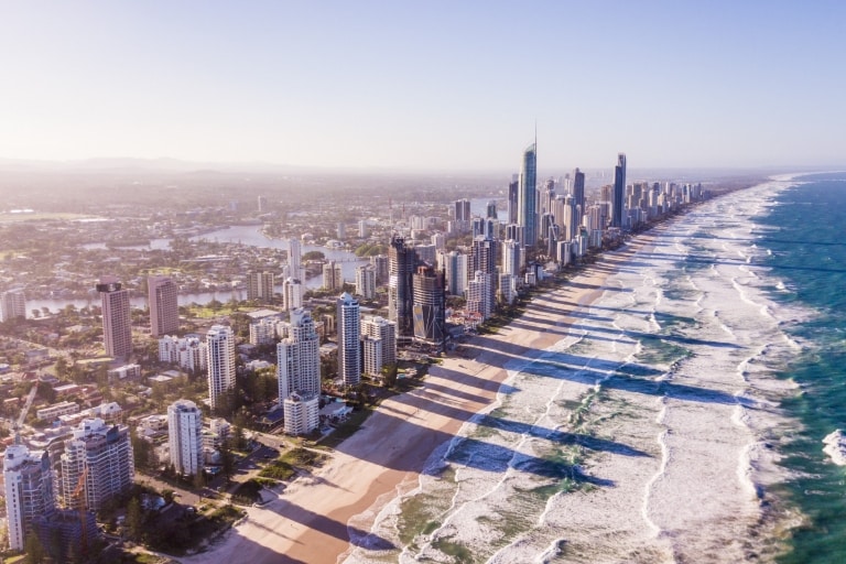 Vue aérienne de la ligne d'horizon de la Gold Coast © Tourism Australia