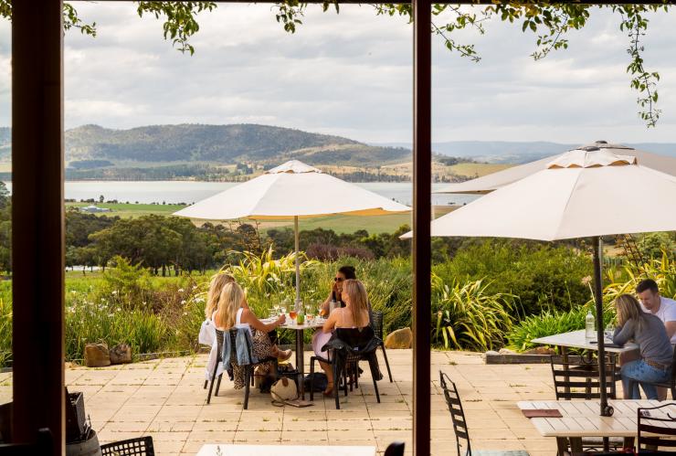 Des amis sur la terrasse de Coal Valley Vineyard, près de Hobart © Alastair Bett