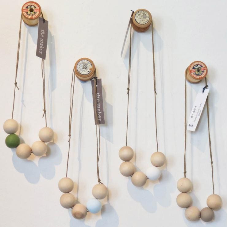 Colliers en perles de l'entreprise The Maker au Salamanca Arts Centre, Battery Point, TAS © Tourism Tasmania/Kathryn Leahy