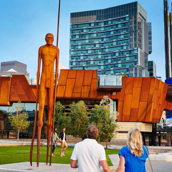 Couple admirant une sculpture de guerrier sur Yagan Square à Perth © Tourism Western Australia