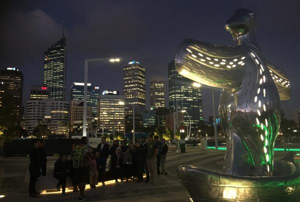 Justin Martin de Djurandi Dreaming dirige une visite nocturne Dreaming in the Quay à Perth © Djurandi Dreaming