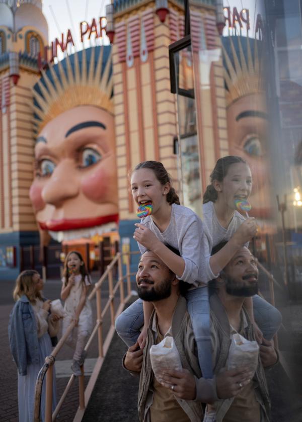 Famille à Luna Park, Sydney, Nouvelle-Galles du Sud © Destination NSW