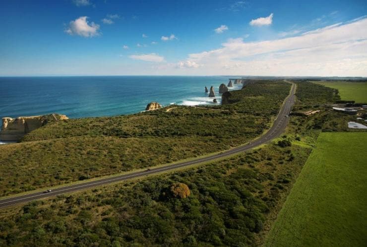 Vue aérienne des Twelve Apostles et de la Great Ocean Road, Victoria © Visit Victoria