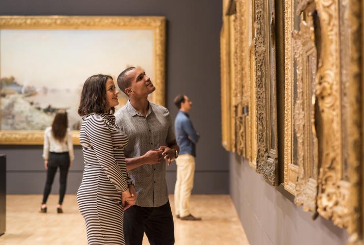 Des visiteurs admirent des œuvres d'art à la National Gallery of Victoria © Robert Blackburn
