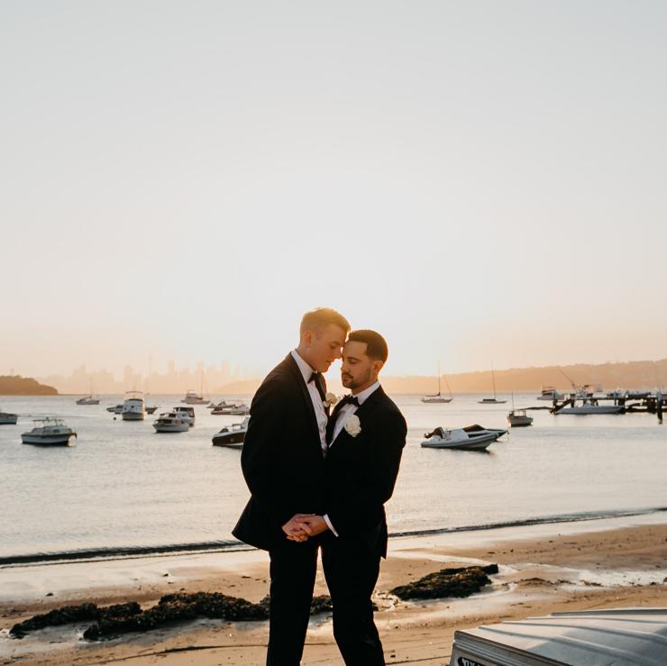 Couple de mariés sur la plage de Watsons Bay à Sydney © Watsons Bay Hotel/Gui Jorge
