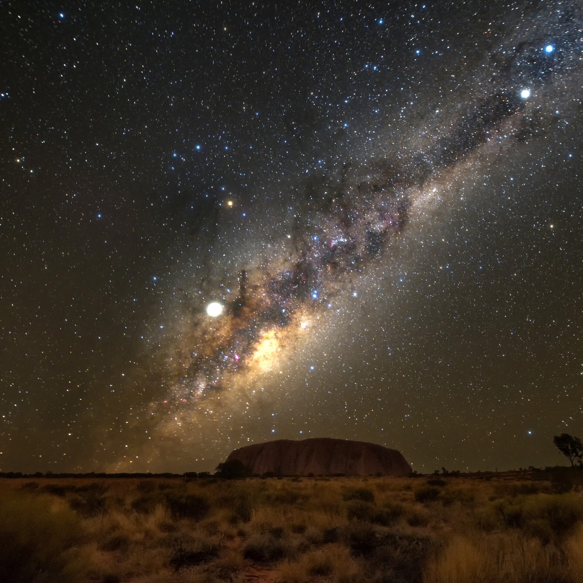 Uluru sous le ciel nocturne © Tourism NT/Georgios Skoufezis 2019