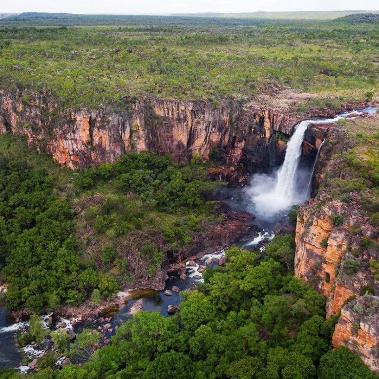 Vue aérienne des cascades Jim Jim Falls du Kakadu National Park © Kieran Stone