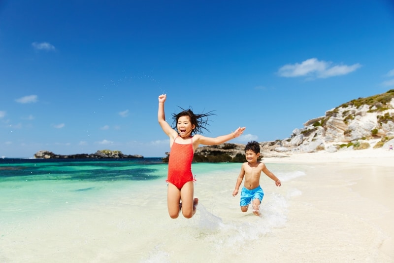 Deux enfants jouant sur la plage de Rottnest Island © Rottnest Island Authority