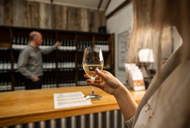 Femme tenant un verre de vin blanc lors d'une dégustation de vin chez Tyrrell's Wines © Rob Mulally