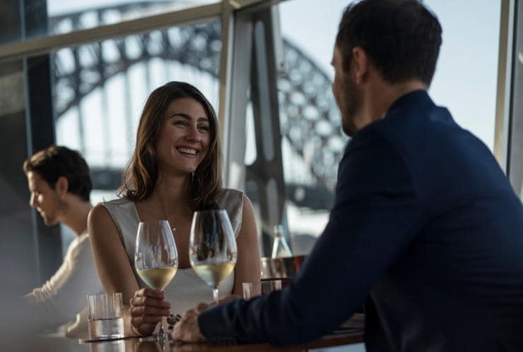 Couple appréciant la nourriture et les boissons au restaurant Quay © Destination NSW/Dick Sweeney