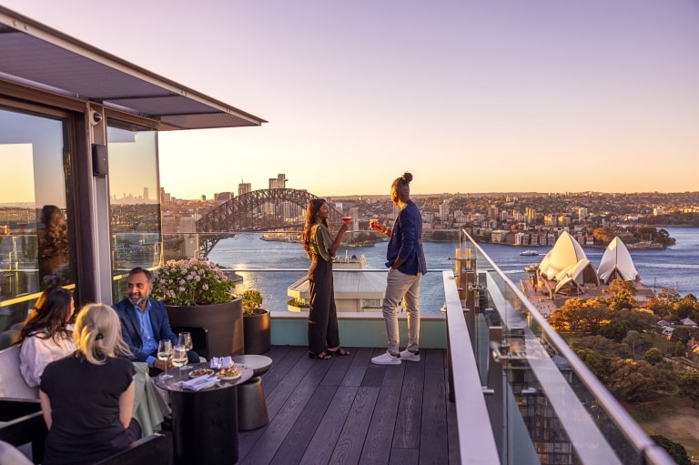 Bar rooftop de l'Aster Bar surplombant le Harbour Bridge et l'Opéra de Sydney, Sydney, Nouvelle-Galles du Sud © Tourism Australia