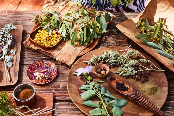 Ingrédients aborigènes sur une table à Ayers Rock Resort © Voyages