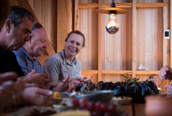Randonneurs profitant d'un repas ensemble lors de la wukalina Walk © Tourism Tasmania/Rob Burnett