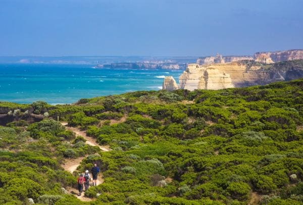 Randonneurs empruntant le Twelve Apostles Lodge Walk © Twelve Apostles Lodge Walk/Great Walks of Australia